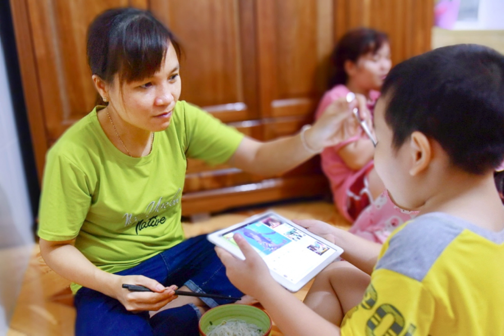 cho con ăn bằng điện thoại