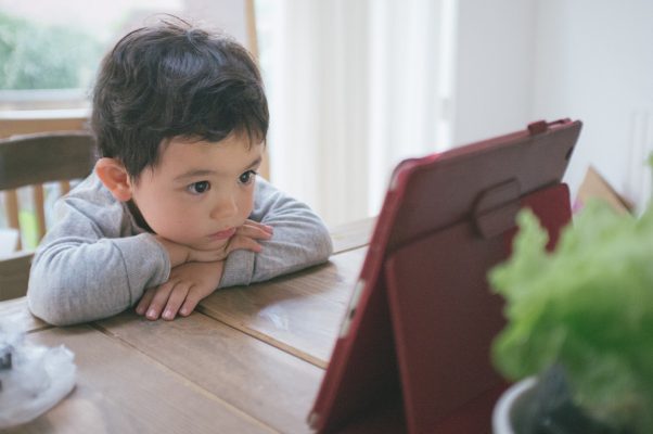 Trẻ chậm nói vì thiếu giao tiếp