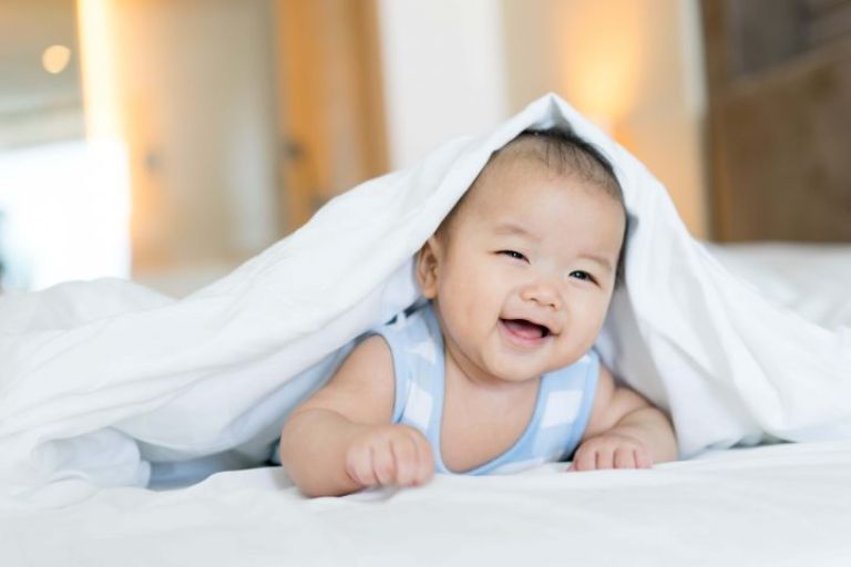 Trẻ dưới 1 tuổi đang phát âm theo phản xạ