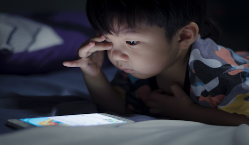 tivi điện thoại là nguyên nhân khiến bé chậm nói
