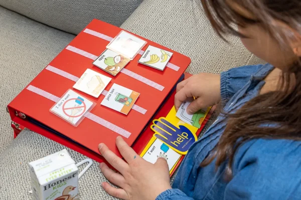 PECS: Hỗ trợ trẻ giao tiếp bằng tranh