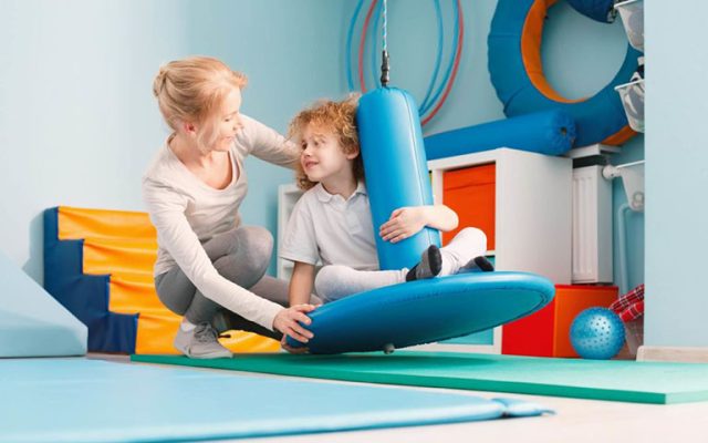 Floortime – phát triển cảm xúc, tương tác qua chơi tự nhiên.